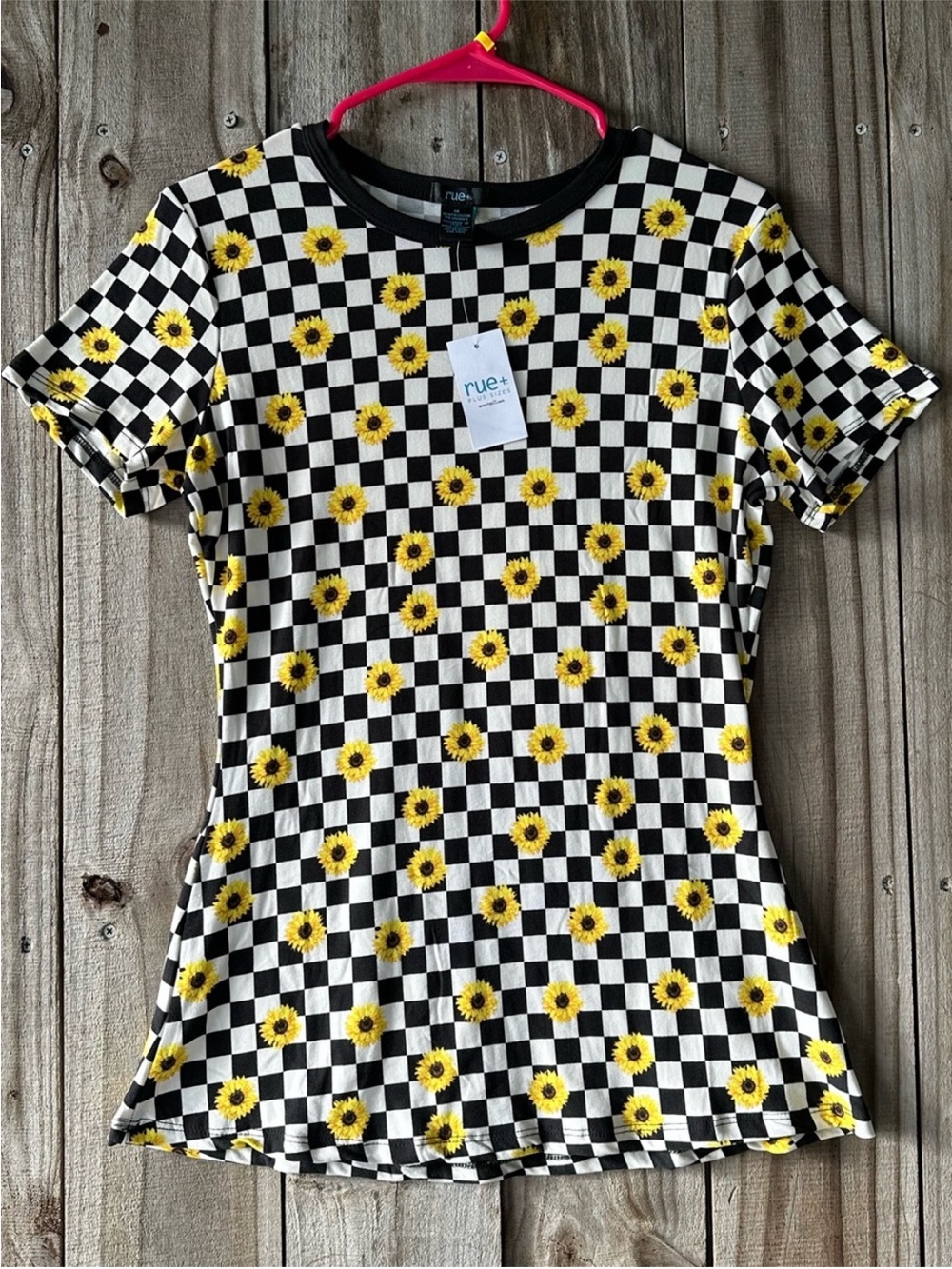 Black & White Checkerboard Tee with Yellow Sunflowers Women’s Size 1X Summer